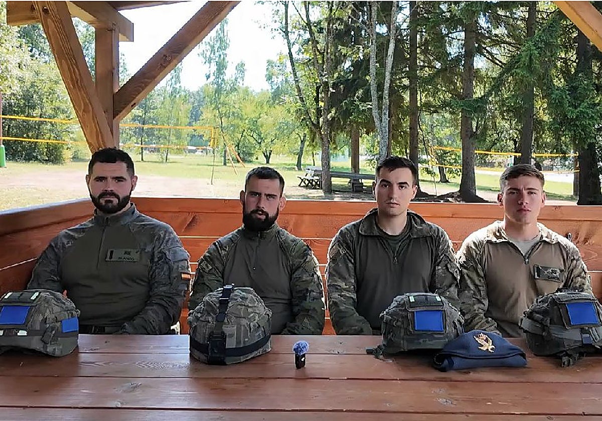 Por la izquierda, Lorenzo Blanco, Hubo Robledo, Jorge Rodríguez y Alberto García, en el campamento de Lest donde están desplegados los militares del Regimiento 'Príncipe' número 3.