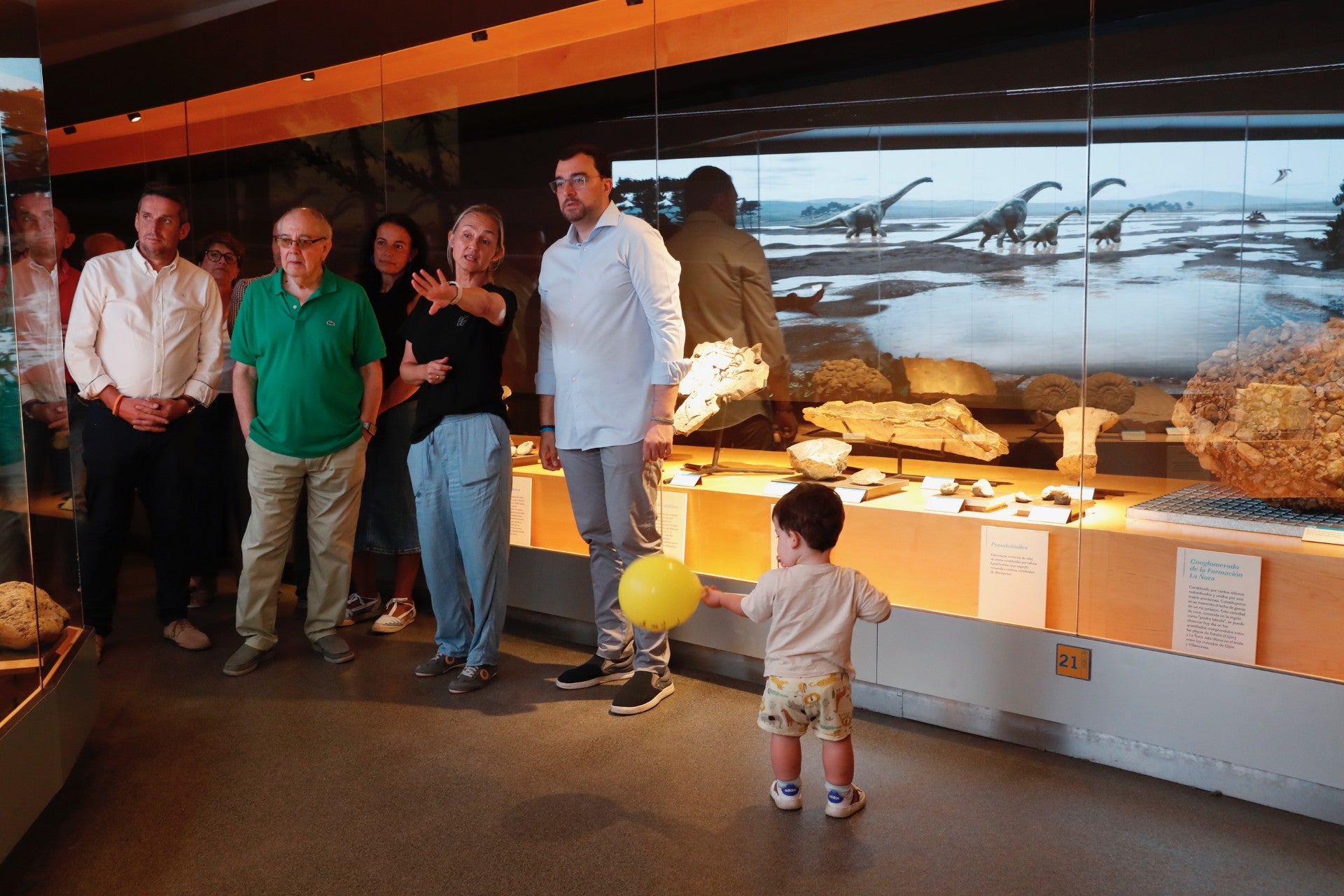 El alcalde de Colunga, José Ángel Toyos; el director científico y la coordinadora del Muja, José Carlos García-Ramos y Marta Molleda, respectivamente, junto al presidente del Principado, Adrián Barbón