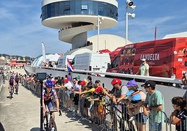 Avilés, punto de partida de la etapa 14 hacia La Farrapona, con banderas palestinas en protesta de la participación del equipo israelí.