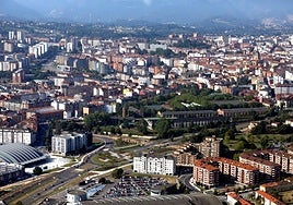 Foto aérea de Oviedo, en la que se observa la fábrica de La Vega.