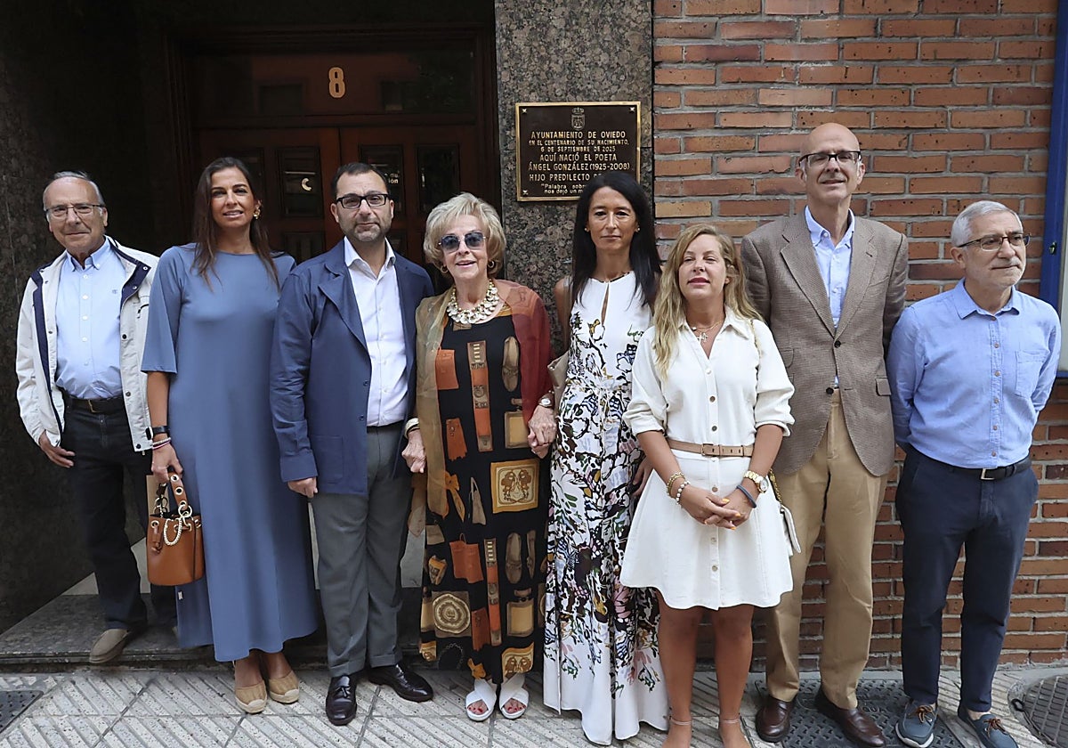 José Luis García Martín, Alejandra González, David Álvarez, Josefina Martínez, Araceli Iravedra. Elena Figaredo, Jorge García Monsalve y Gaspar Llamazares, ante la placa en recuerdo del nacimiento, hace un siglo, de Ángel González en el número 8 de Fuertes Acevedo.