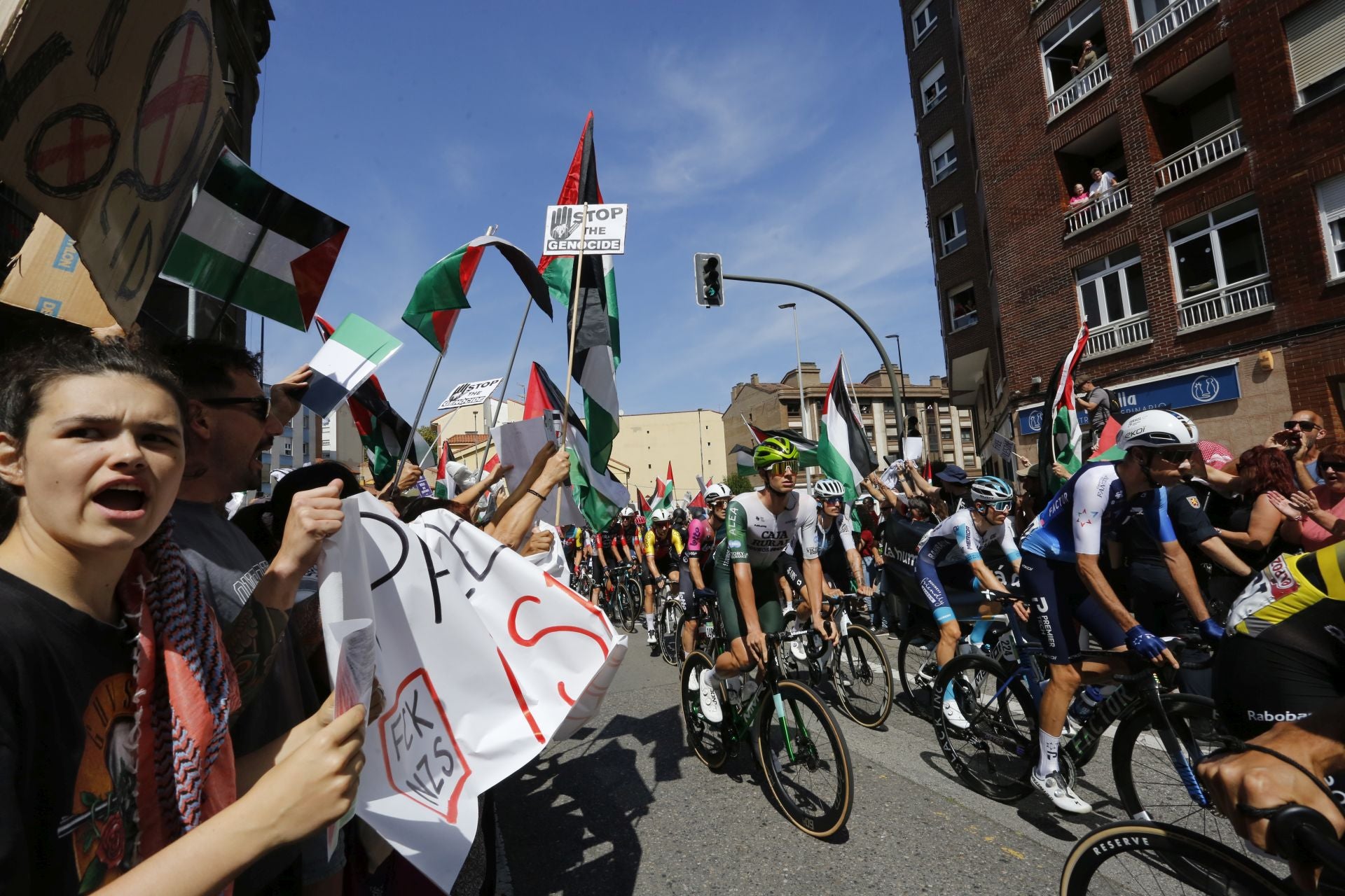 Nuevas protestas en Avilés a favor de Palestina en la demicuarta etapa de La Vuelta