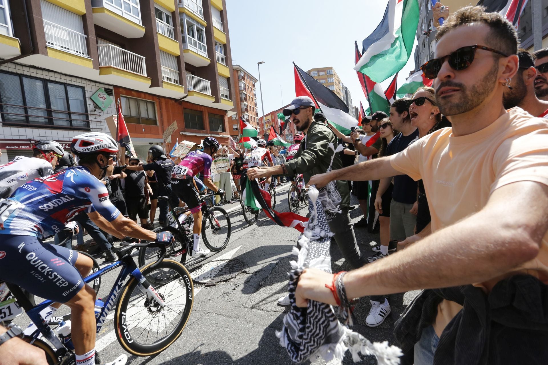 Nuevas protestas en Avilés a favor de Palestina en la demicuarta etapa de La Vuelta