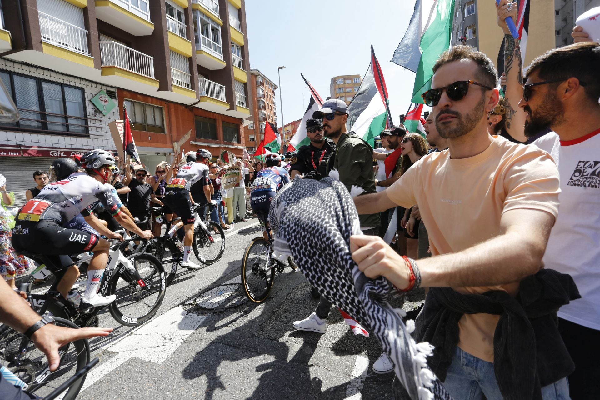 Nuevas protestas en Avilés a favor de Palestina en la demicuarta etapa de La Vuelta
