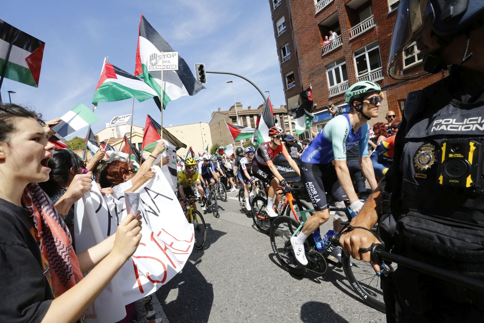 Nuevas protestas en Avilés a favor de Palestina en la demicuarta etapa de La Vuelta