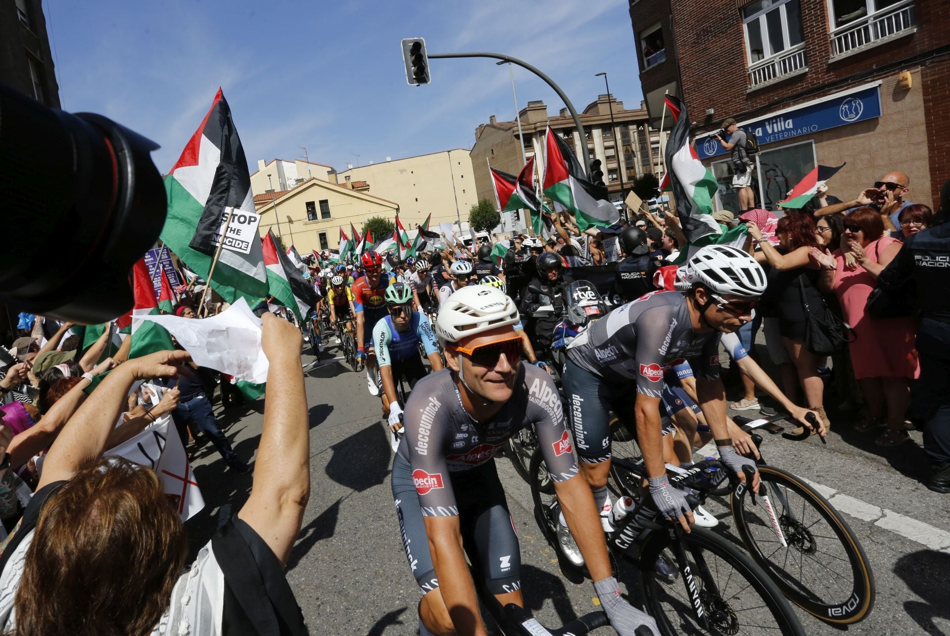 Nuevas protestas en Avilés a favor de Palestina en la demicuarta etapa de La Vuelta