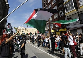 Manifestantes con banderas palestinas al paso de los corredores.