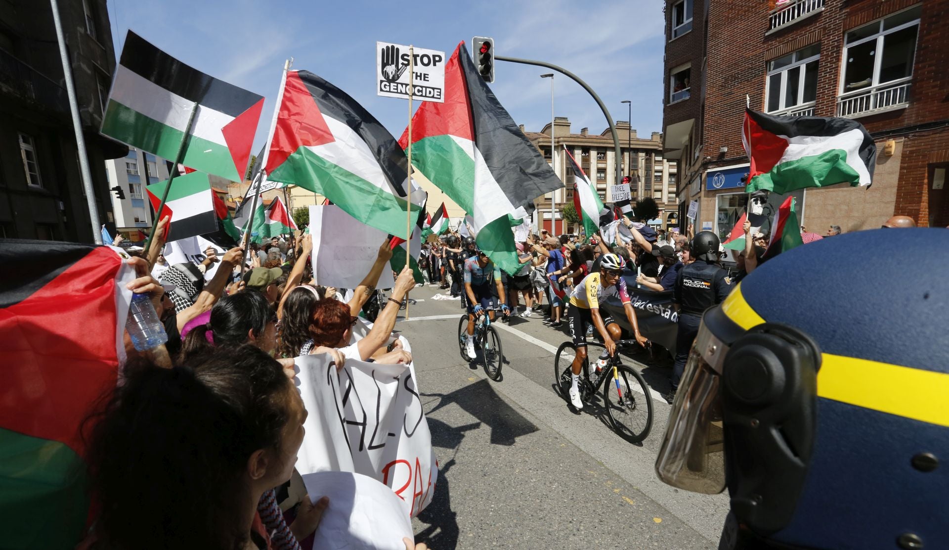 Nuevas protestas en Avilés a favor de Palestina en la demicuarta etapa de La Vuelta