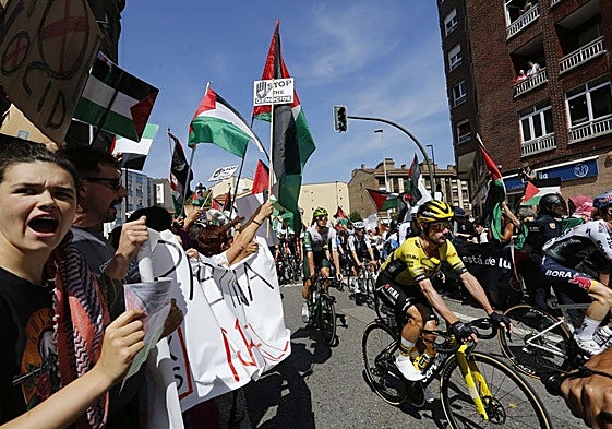 Nuevas protestas en Avilés a favor de Palestina en la demicuarta etapa de La Vuelta