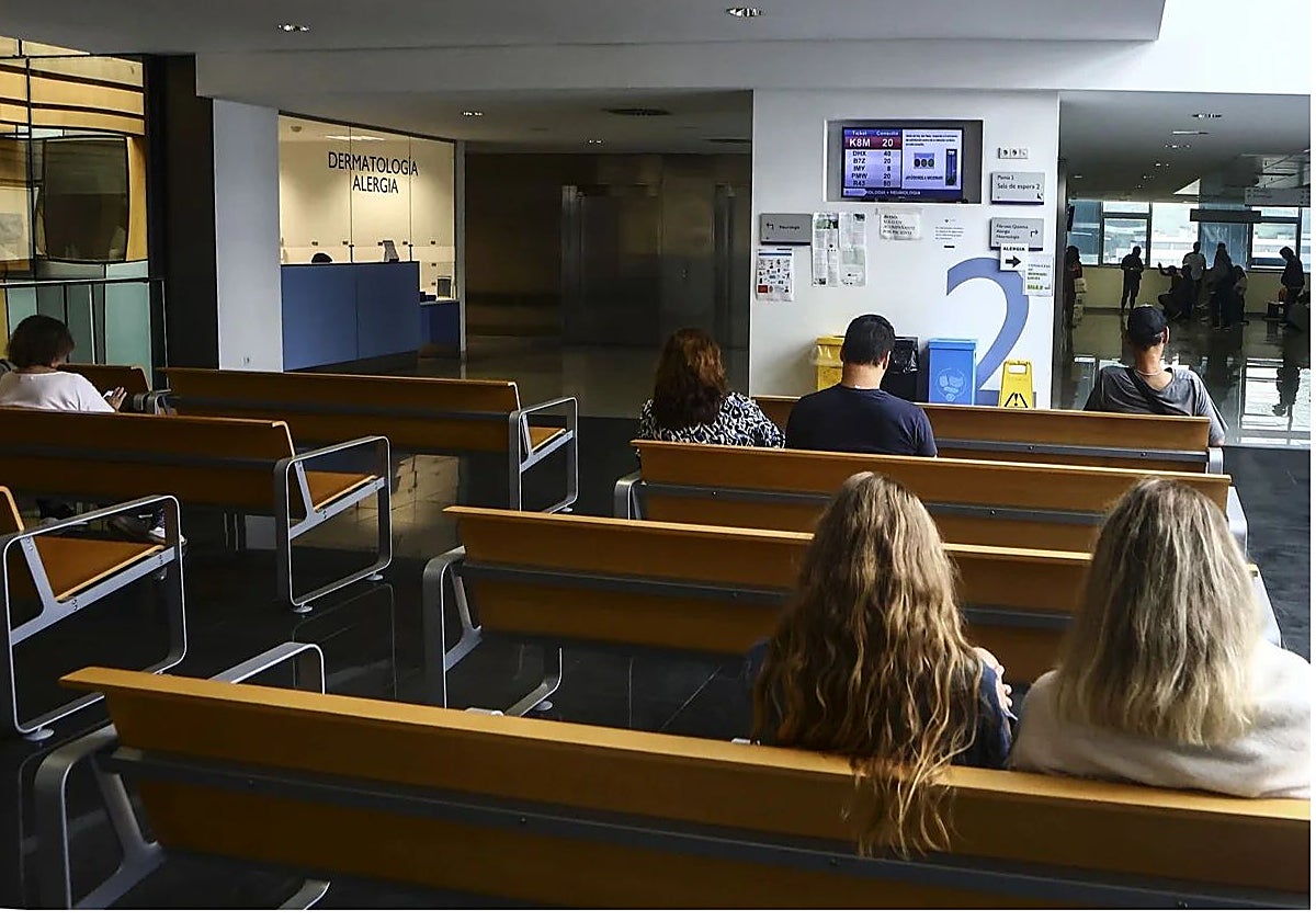 Pacientes esperan en la sala del servicio de Dermatología del HUCA.