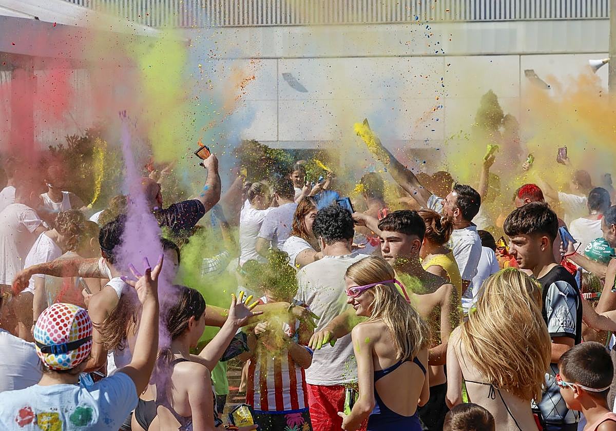El Santa Olaya se llena de color en una multitudinaria y juvenil 'holi party'