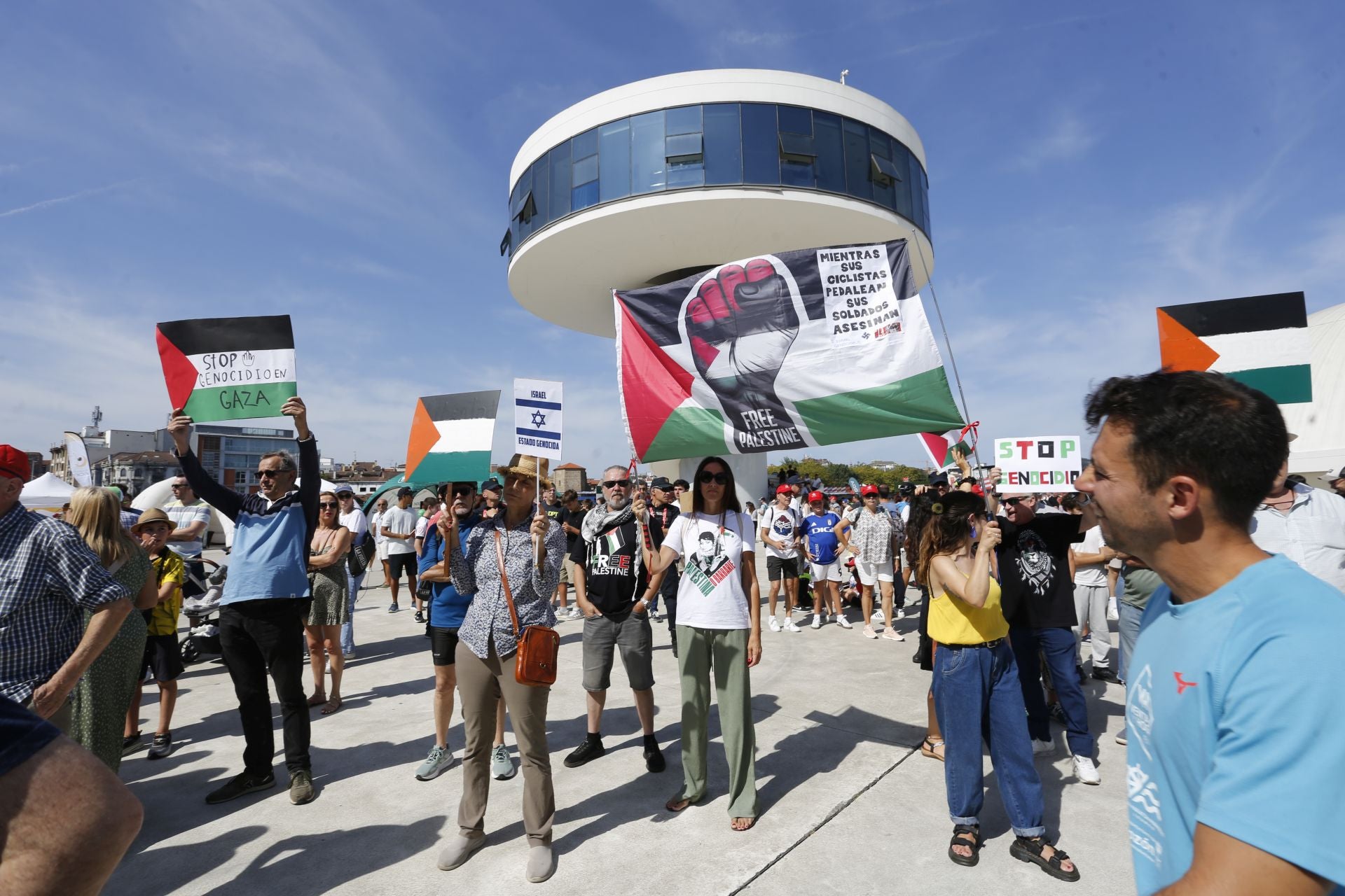 Nuevas protestas en Avilés a favor de Palestina en la demicuarta etapa de La Vuelta