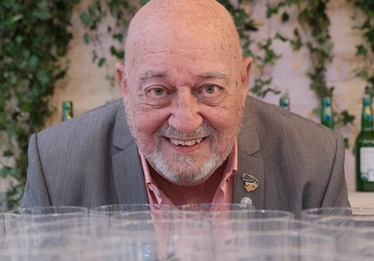 Arcadi Moradell, tras unos vasos de sidra serigrafiados.