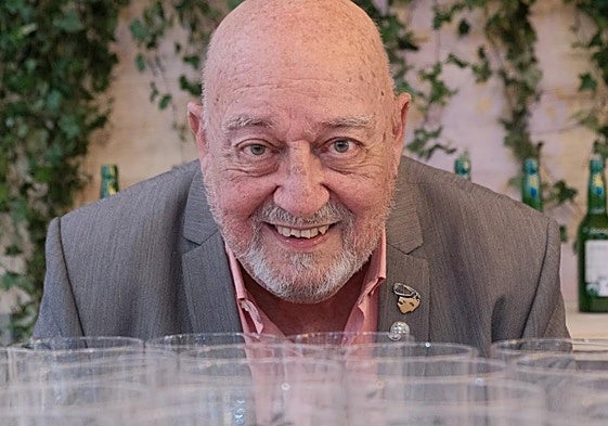 Arcadi Moradell, tras unos vasos de sidra serigrafiados.