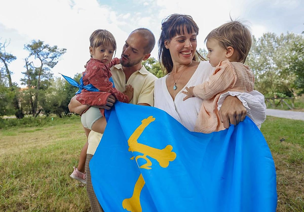 Parque Fluvial de Viesques. Diego Peñalver y su esposa Laura Fernández junto a sus dos hijas.