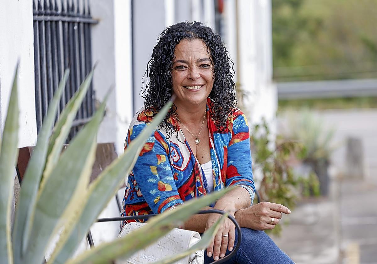 Beatriz Fraga junto a la iglesia de Molleda.