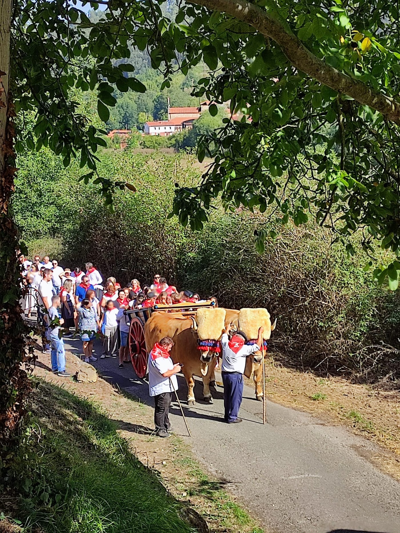 La procesión, encabezada por la carreta de los niños.