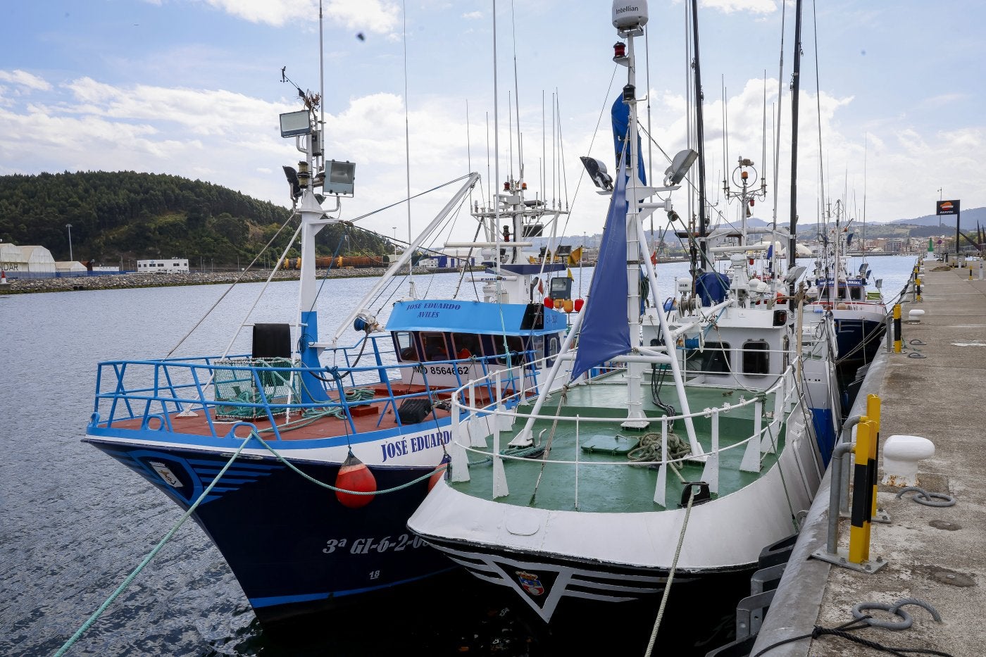 Embarcaciones pesqueras atracadas ayer a mediodía en los muelles del puerto de Avilés.