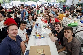 El buen ambiente reinó en una comida que dio cabida a grupos de amigos y familias.