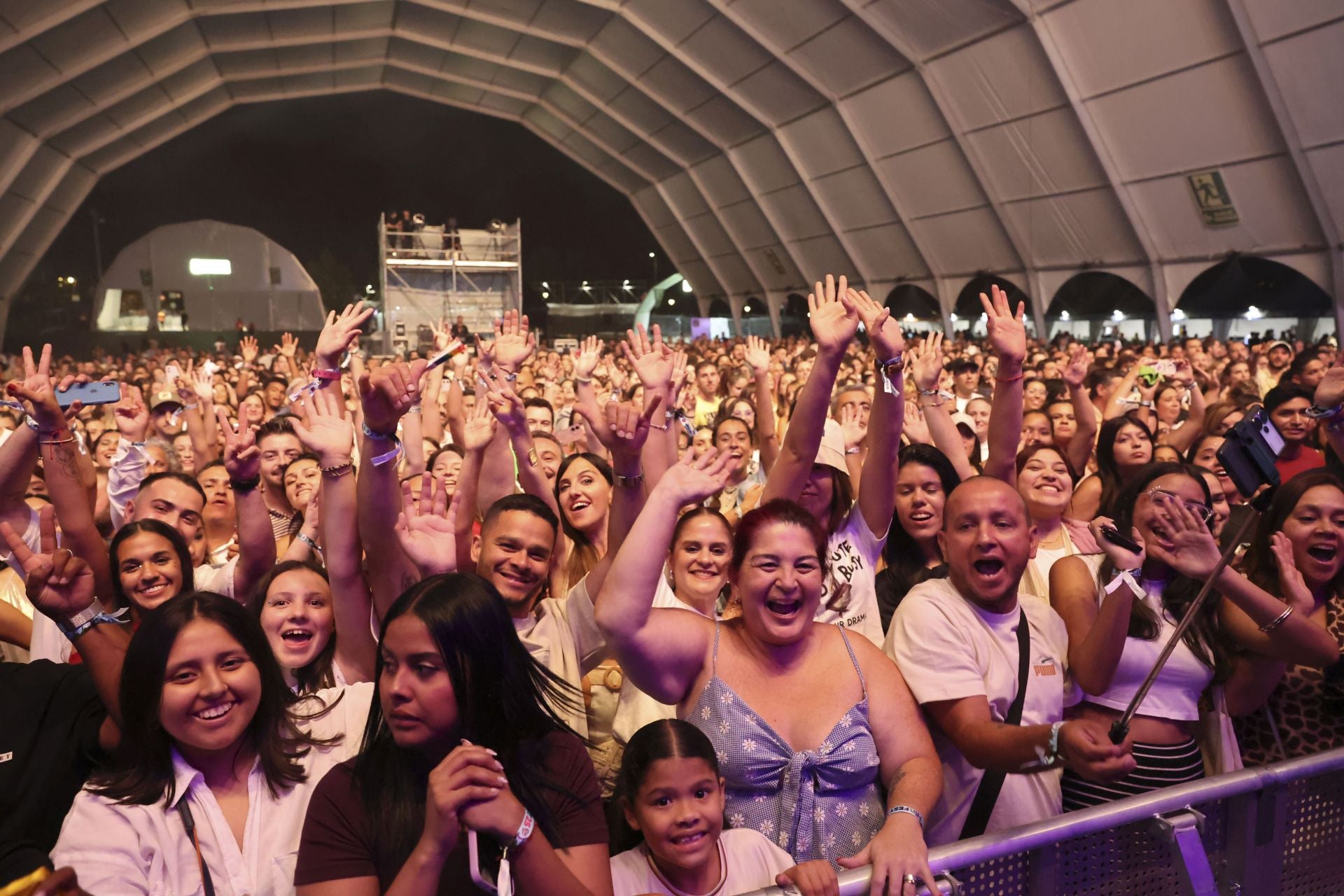 Camilo y María Becerra prenden la mecha de las fiestas de San Mateo de Oviedo