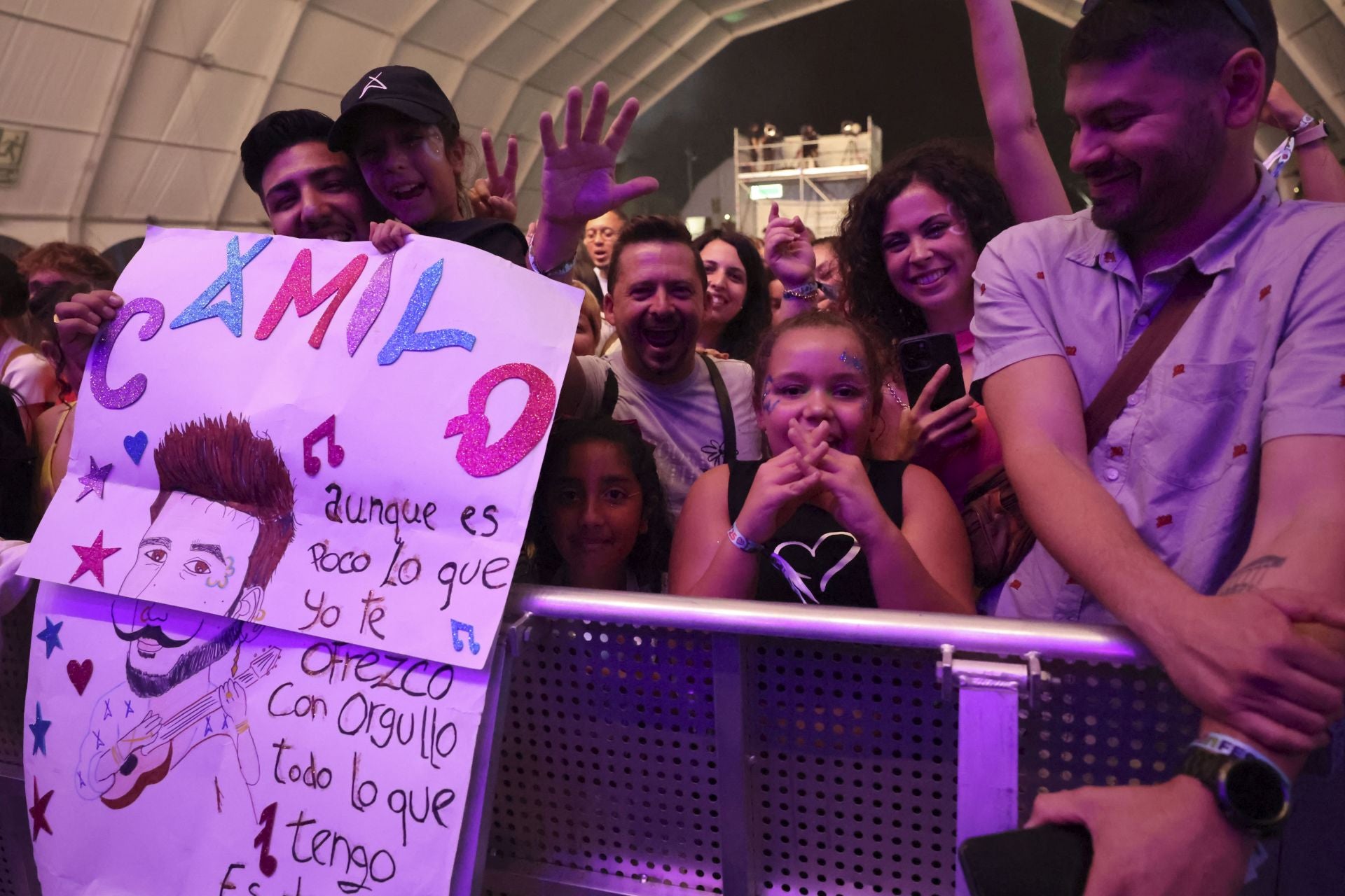 Camilo y María Becerra prenden la mecha de las fiestas de San Mateo de Oviedo
