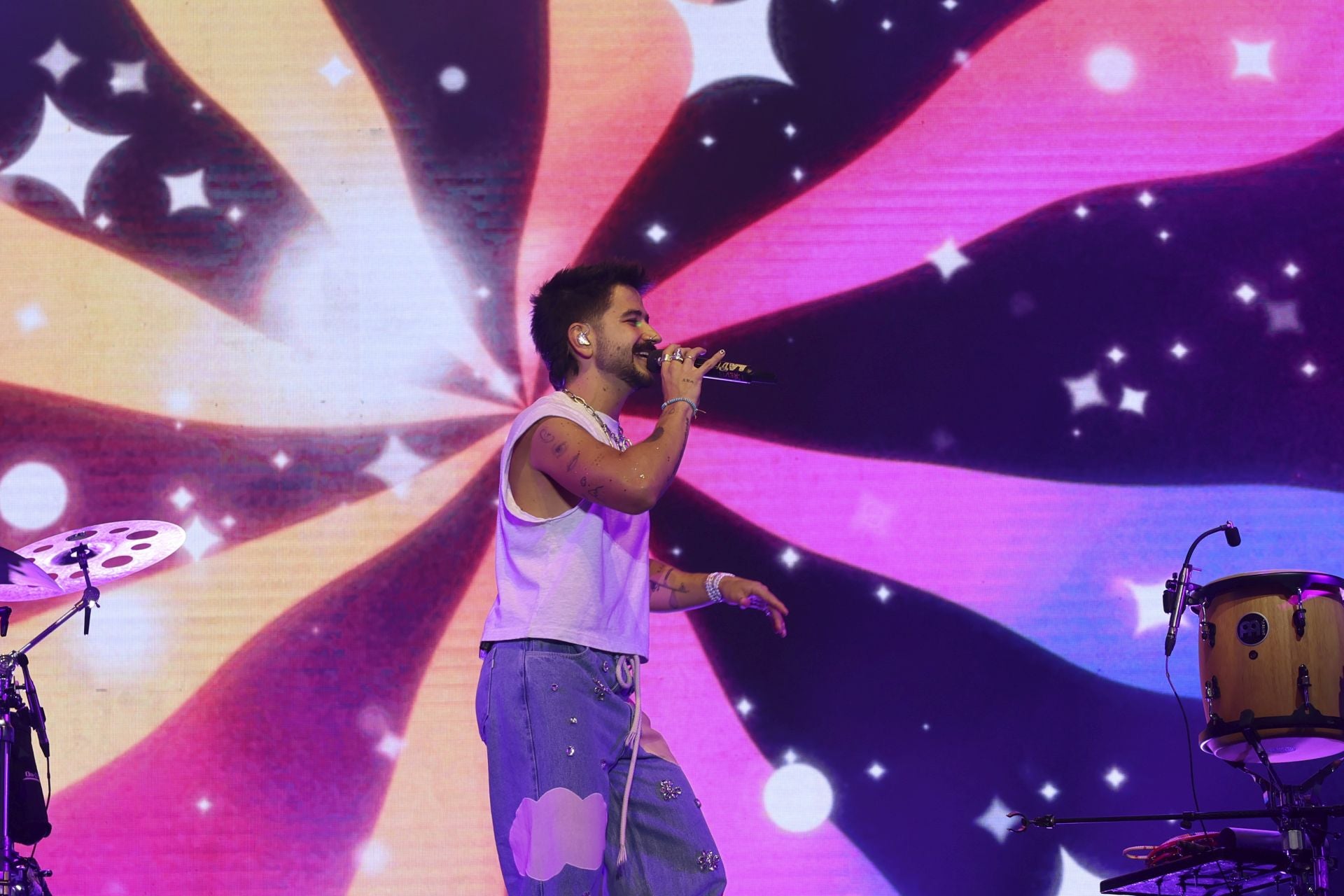 Camilo y María Becerra prenden la mecha de las fiestas de San Mateo de Oviedo