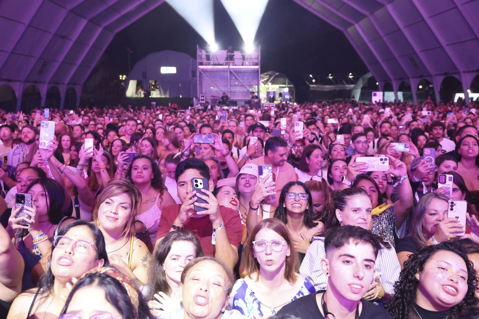 Camilo y María Becerra prenden la mecha de las fiestas de San Mateo de Oviedo