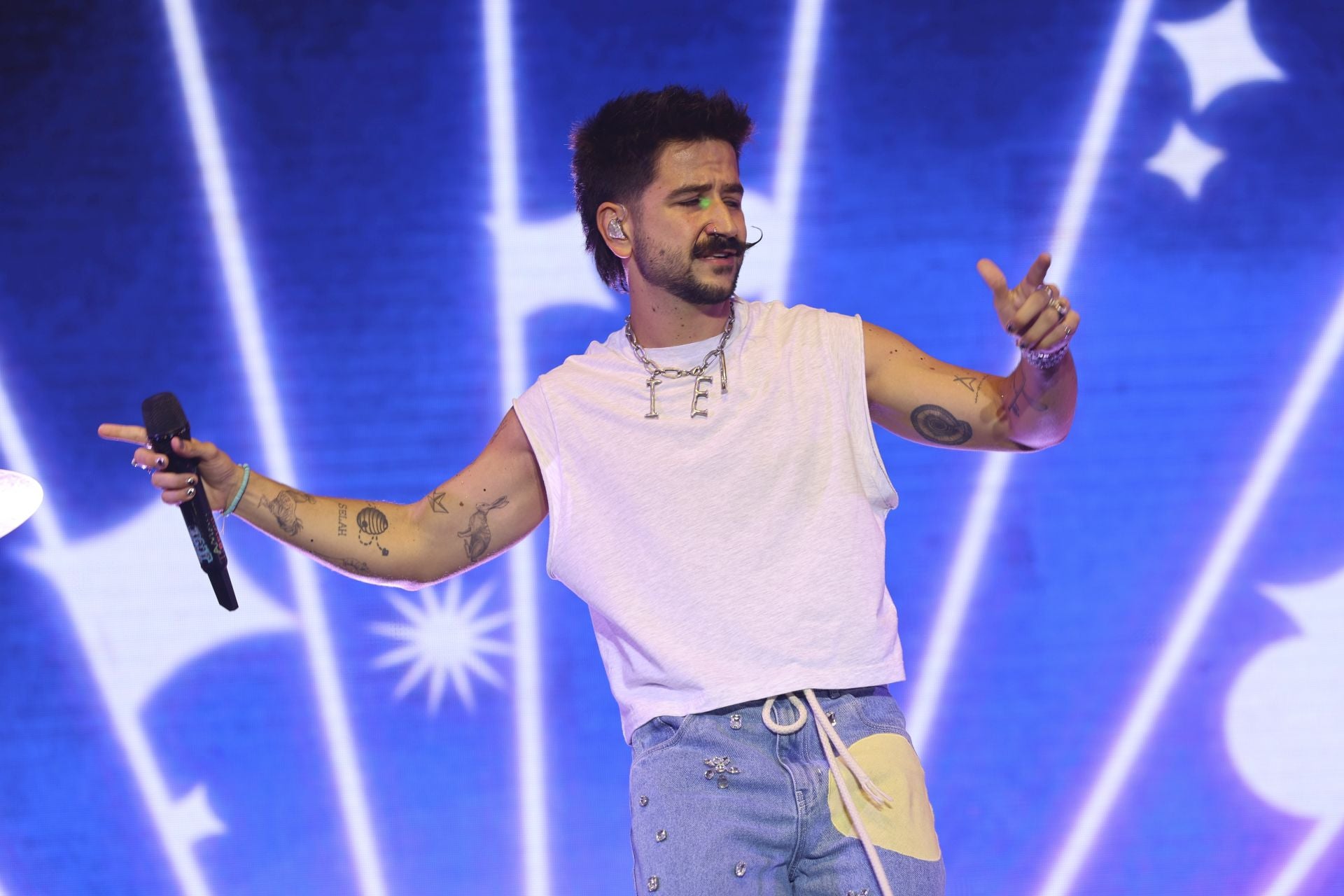 Camilo y María Becerra prenden la mecha de las fiestas de San Mateo de Oviedo