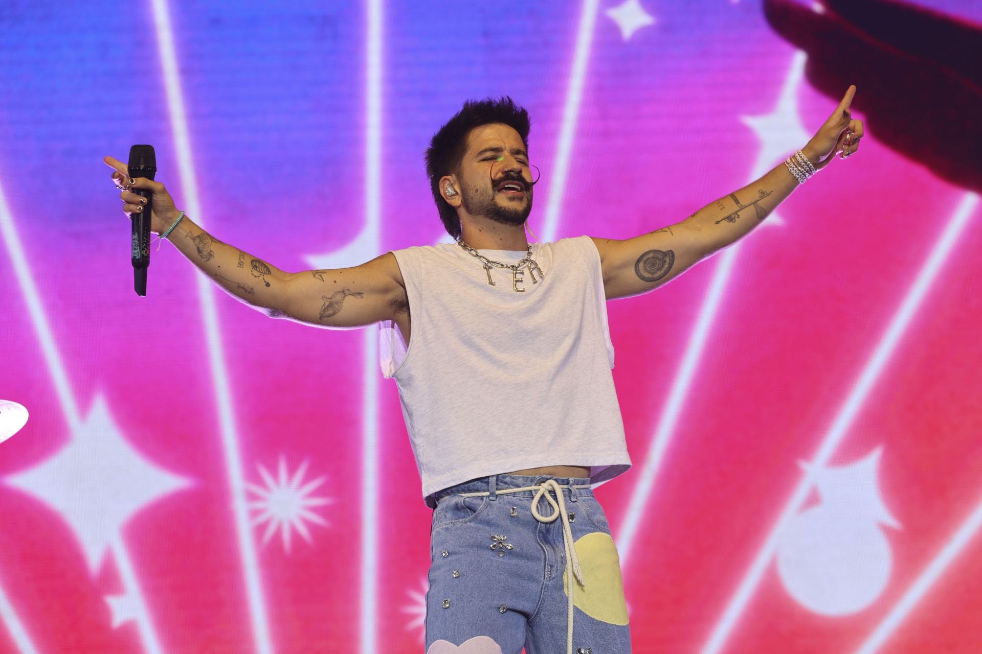 Camilo y María Becerra prenden la mecha de las fiestas de San Mateo de Oviedo