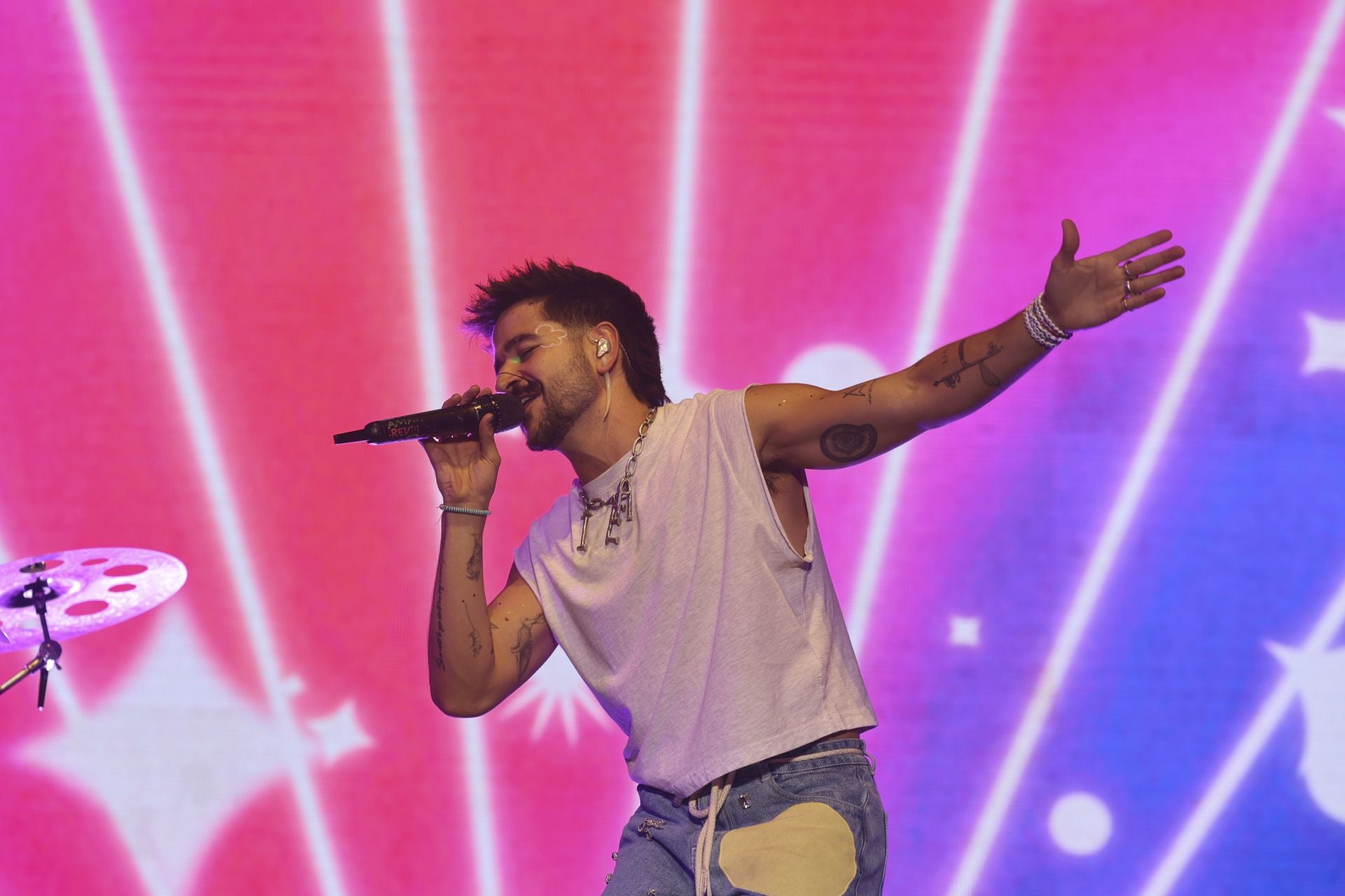 Camilo y María Becerra prenden la mecha de las fiestas de San Mateo de Oviedo