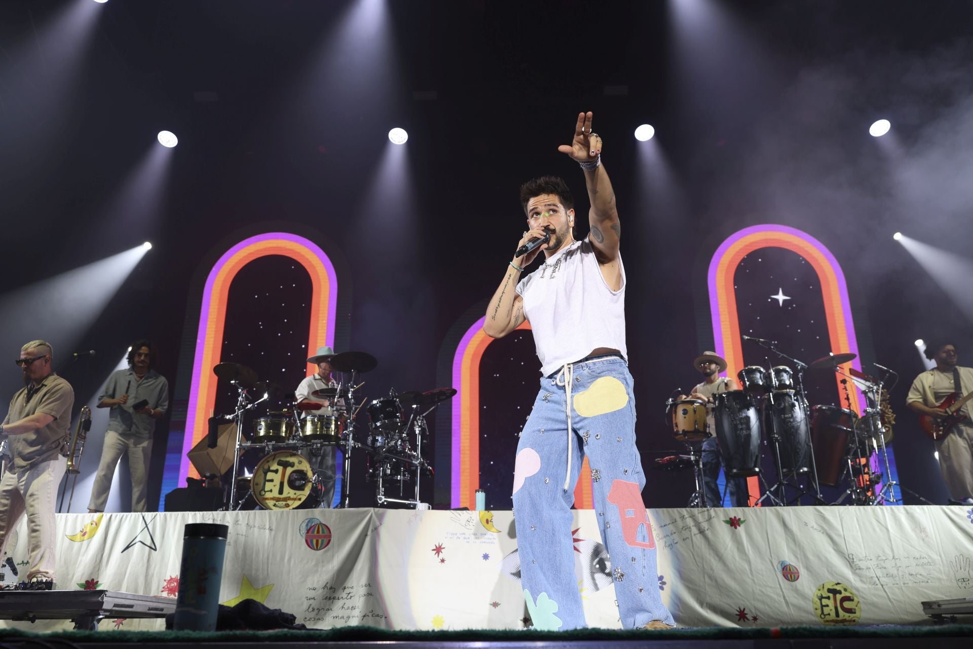 Camilo y María Becerra prenden la mecha de las fiestas de San Mateo de Oviedo