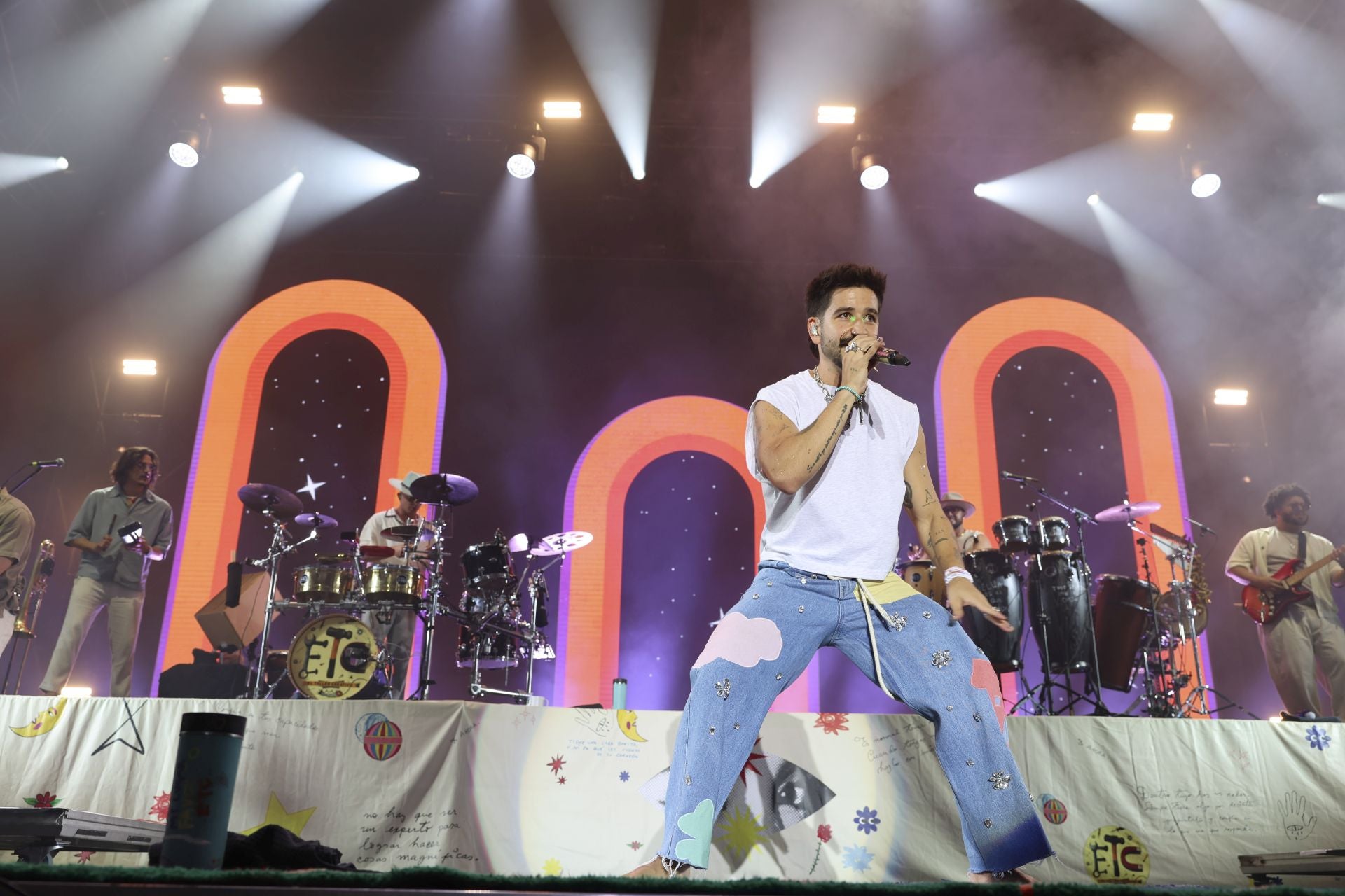 Camilo y María Becerra prenden la mecha de las fiestas de San Mateo de Oviedo