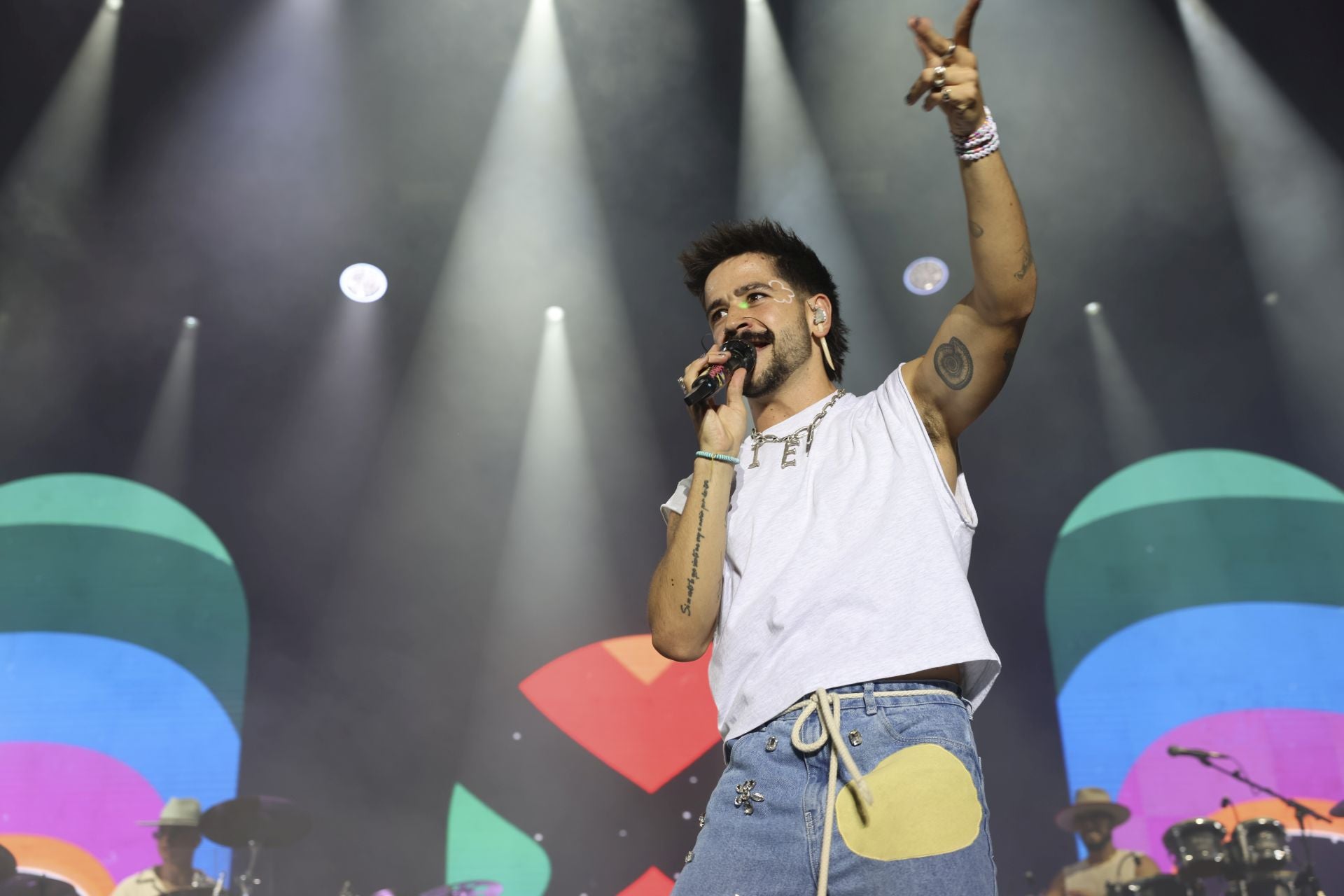 Camilo y María Becerra prenden la mecha de las fiestas de San Mateo de Oviedo