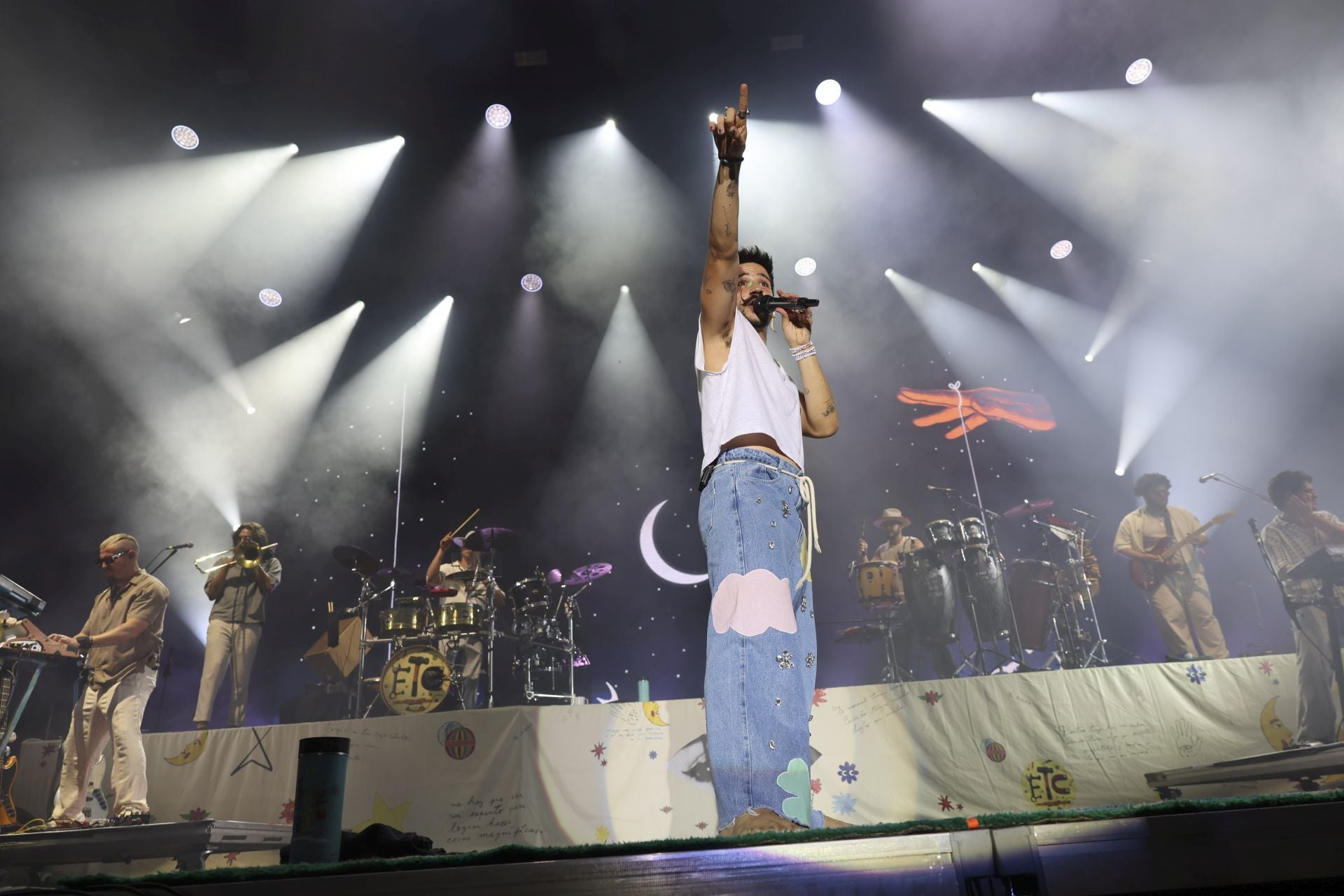 Camilo y María Becerra prenden la mecha de las fiestas de San Mateo de Oviedo