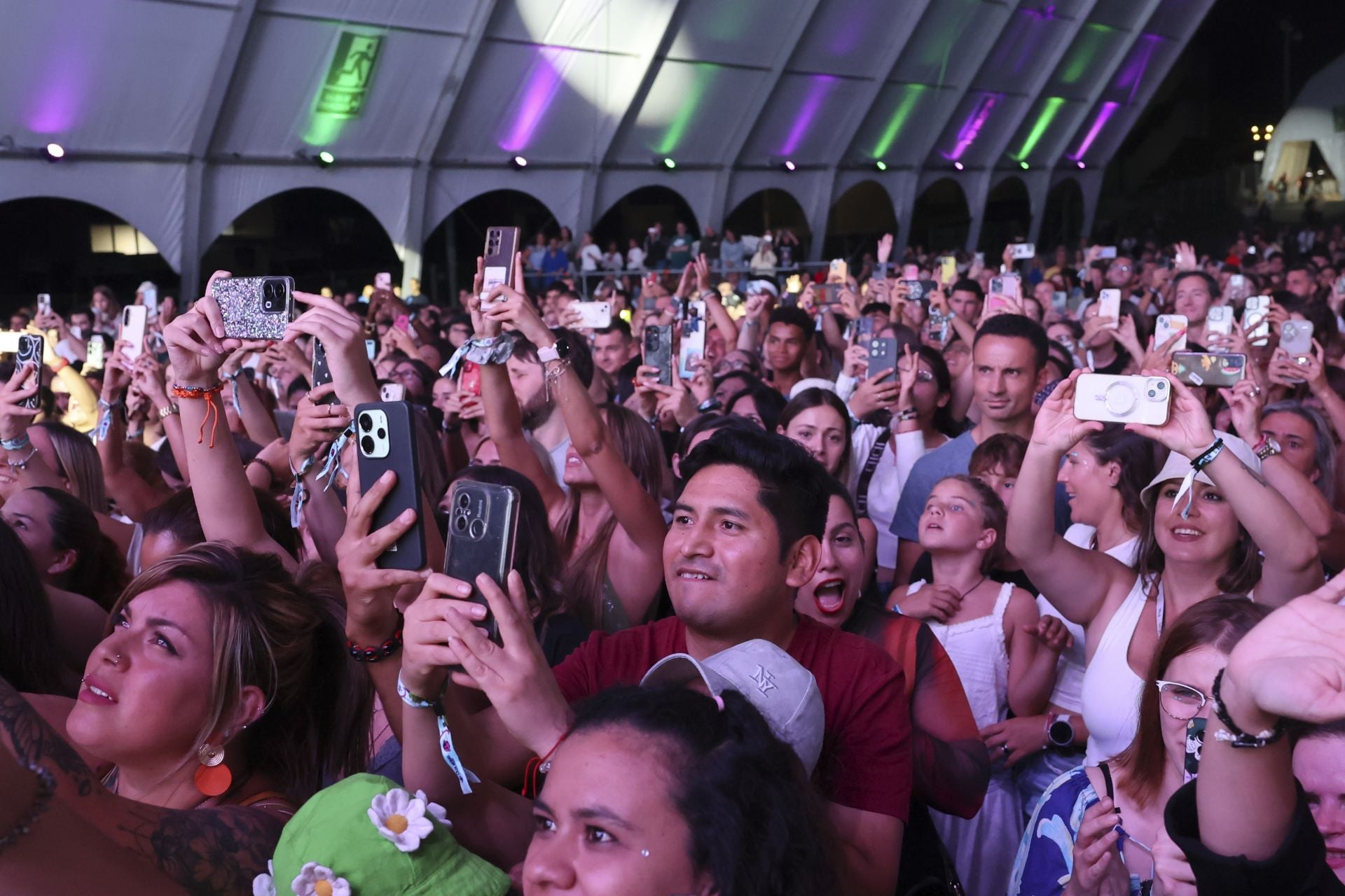 Camilo y María Becerra prenden la mecha de las fiestas de San Mateo de Oviedo