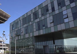 Edificio de Servicios Múltiples de la Autoridad Portuaria de Gijón, en El Musel