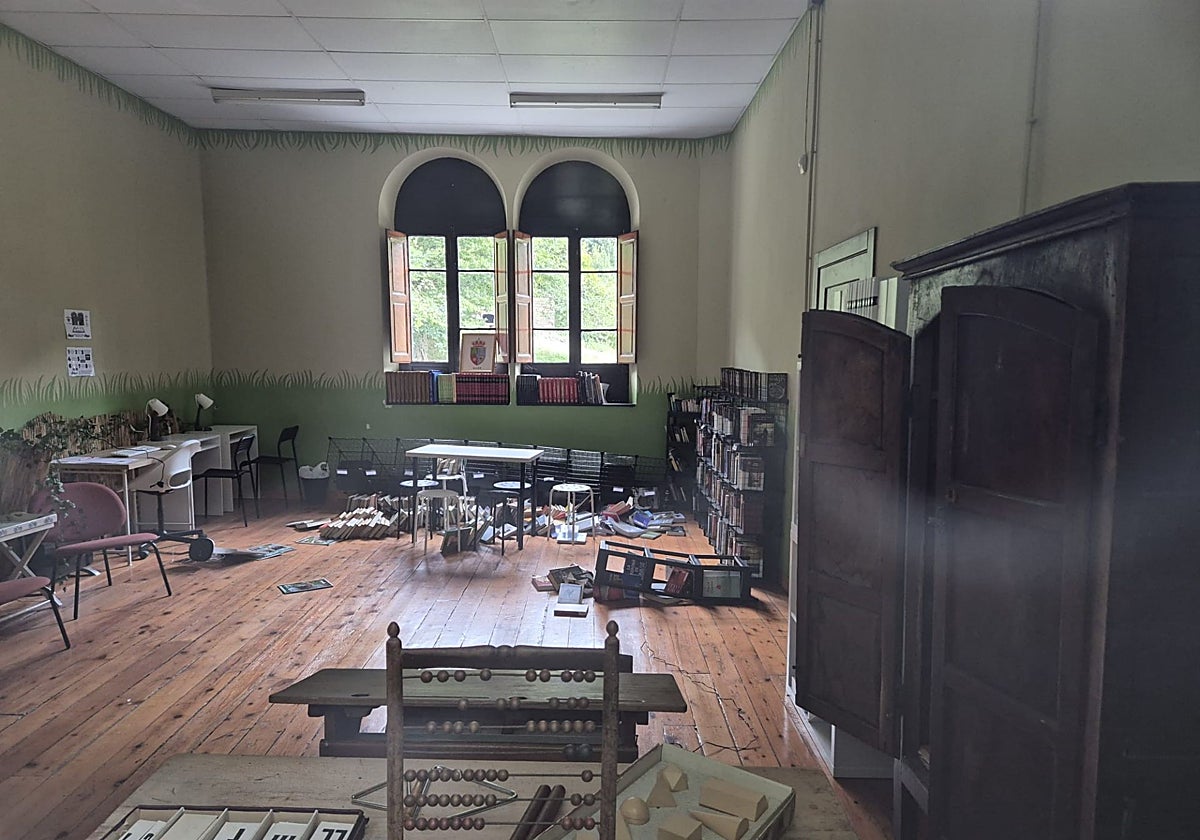 Los destrozos en la biblioteca de Murias, en Aller.