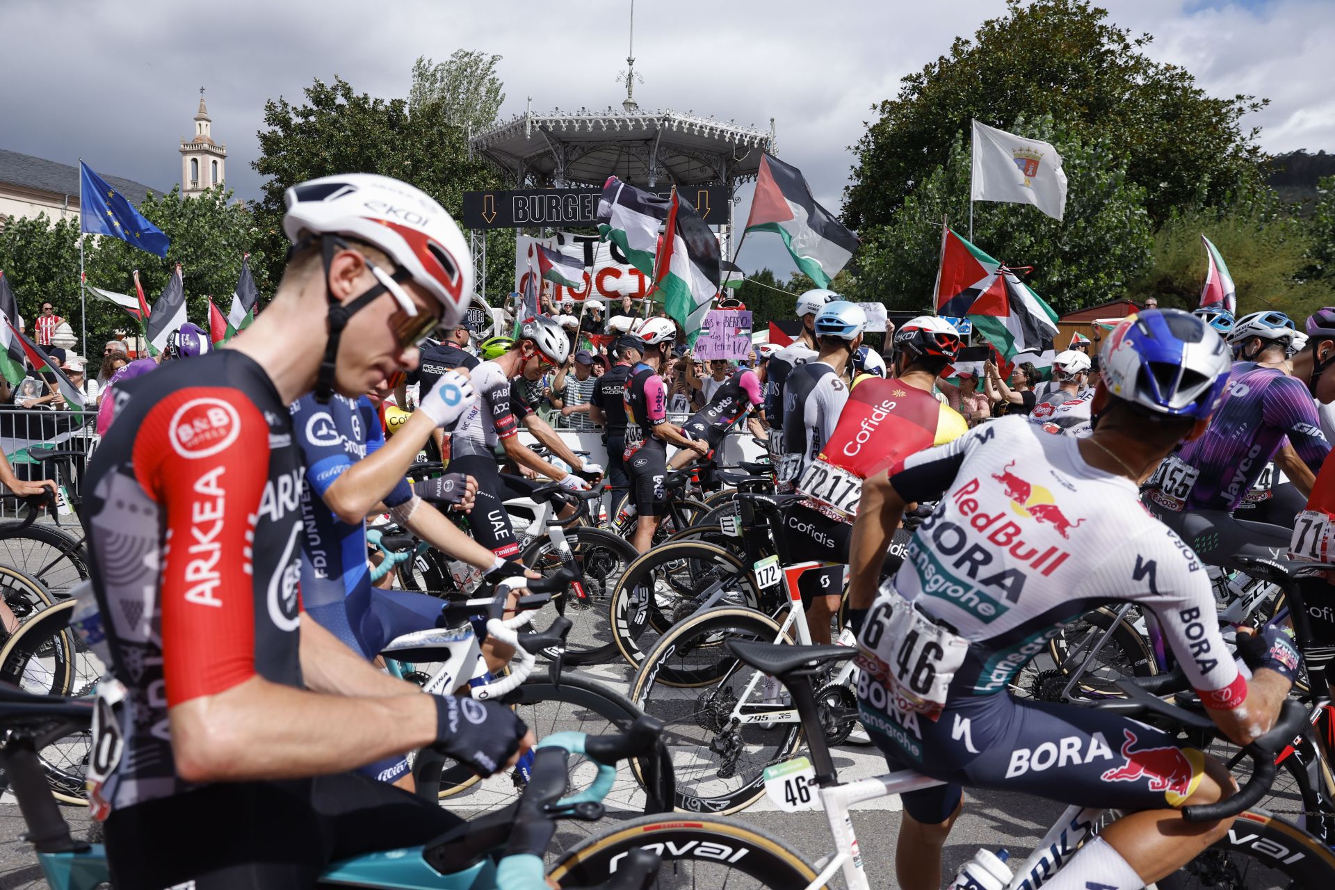 Más protestas propalestinas en la salida de La Vuelta en Vegadeo