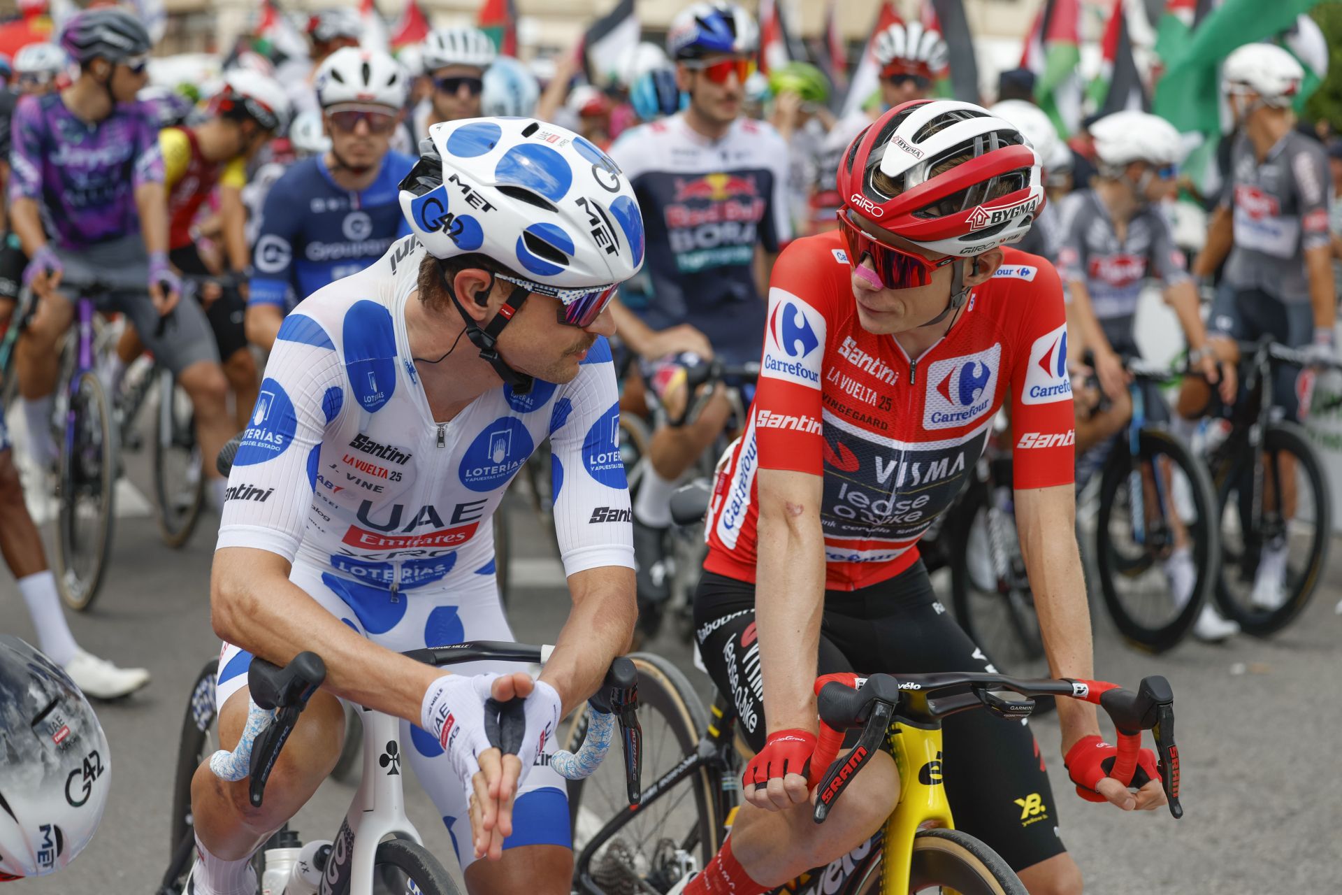 Más protestas propalestinas en la salida de La Vuelta en Vegadeo
