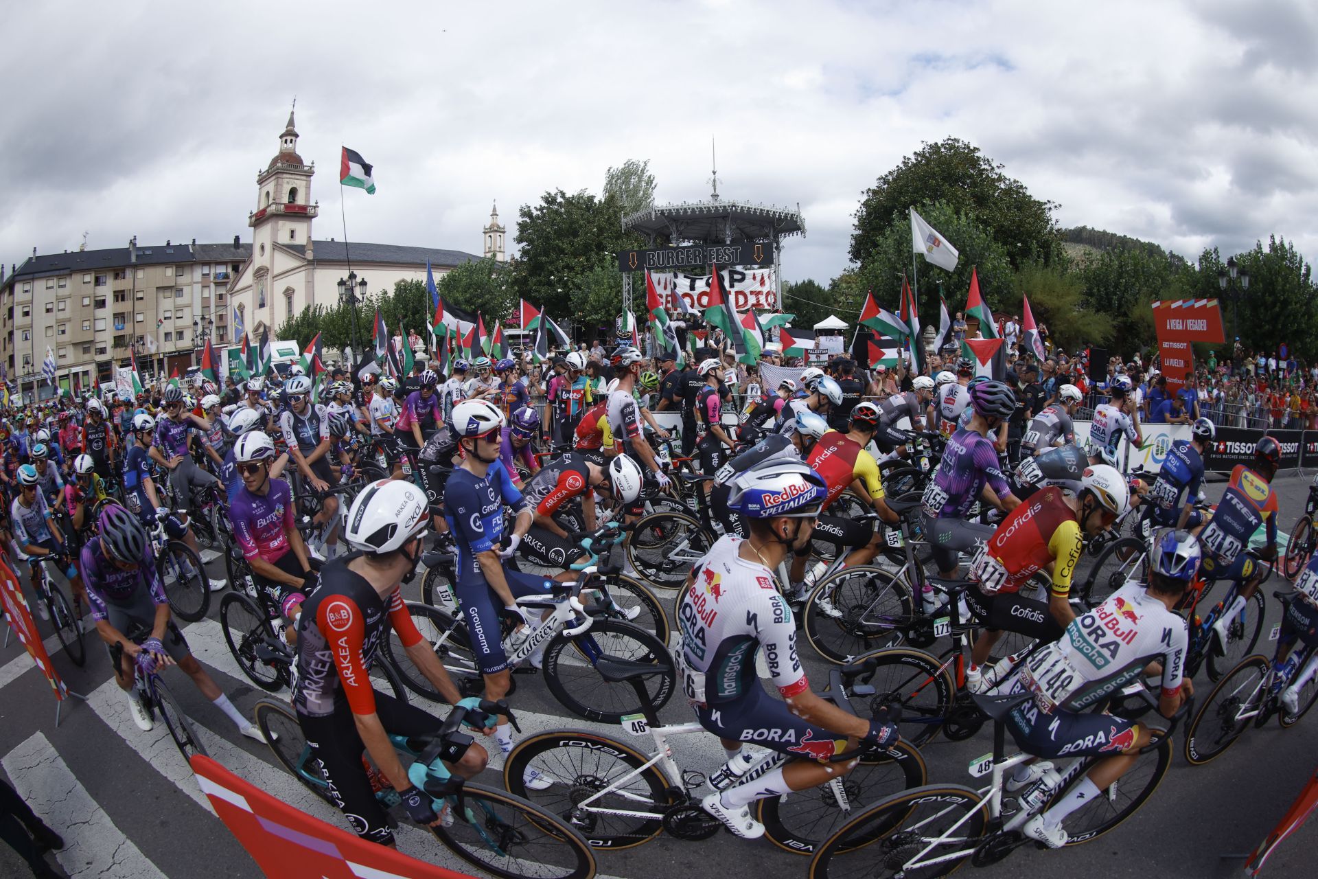 Más protestas propalestinas en la salida de La Vuelta en Vegadeo