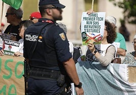 Más protestas propalestinas en la salida de La Vuelta en Vegadeo