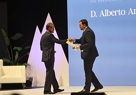 Alberto Arce, saludando al presidente del Principado.