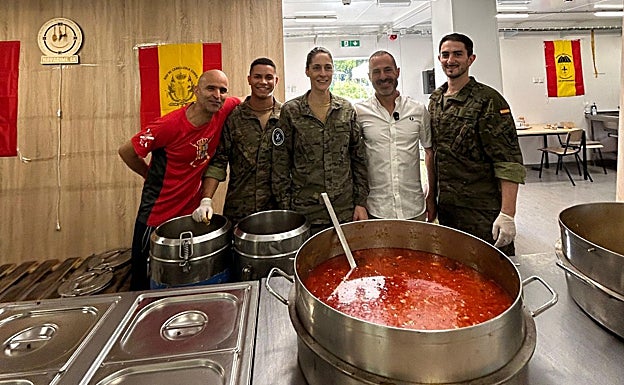 En la cocina preparando la fabada.