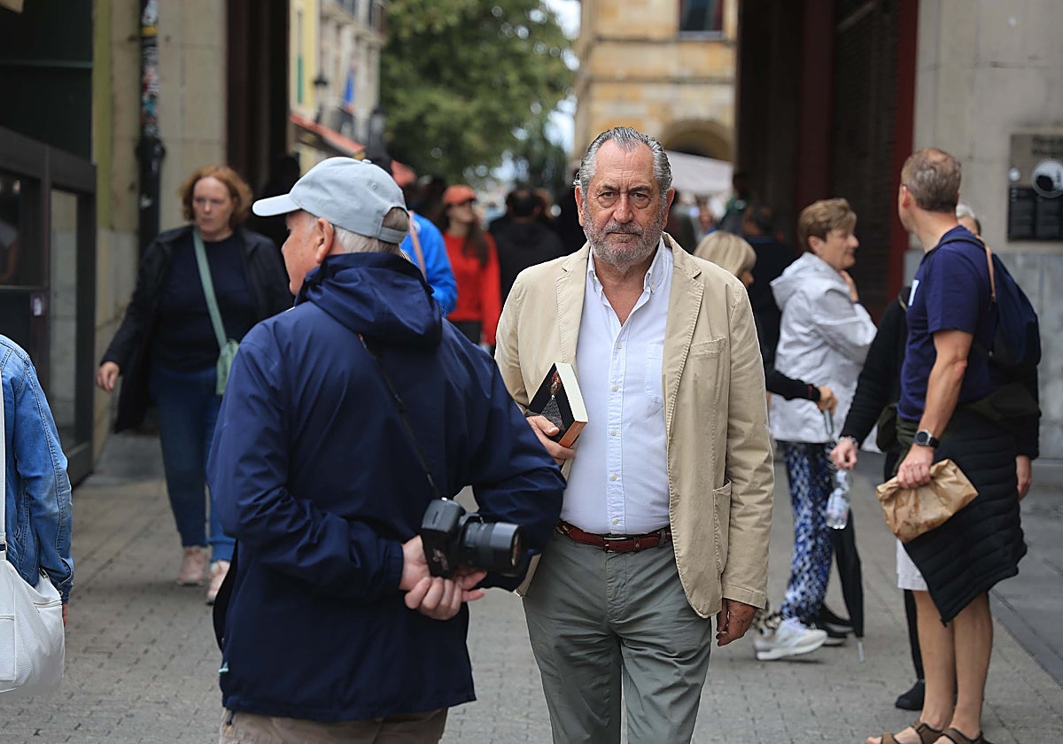 El especialista en los Austrias pasea con su libro por las calles de Gijón.