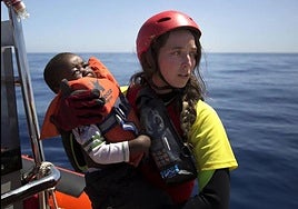 Anabel Montes sujeta en brazos a un pequeño rescatado, en junio de 2017, en la costa de Libia.