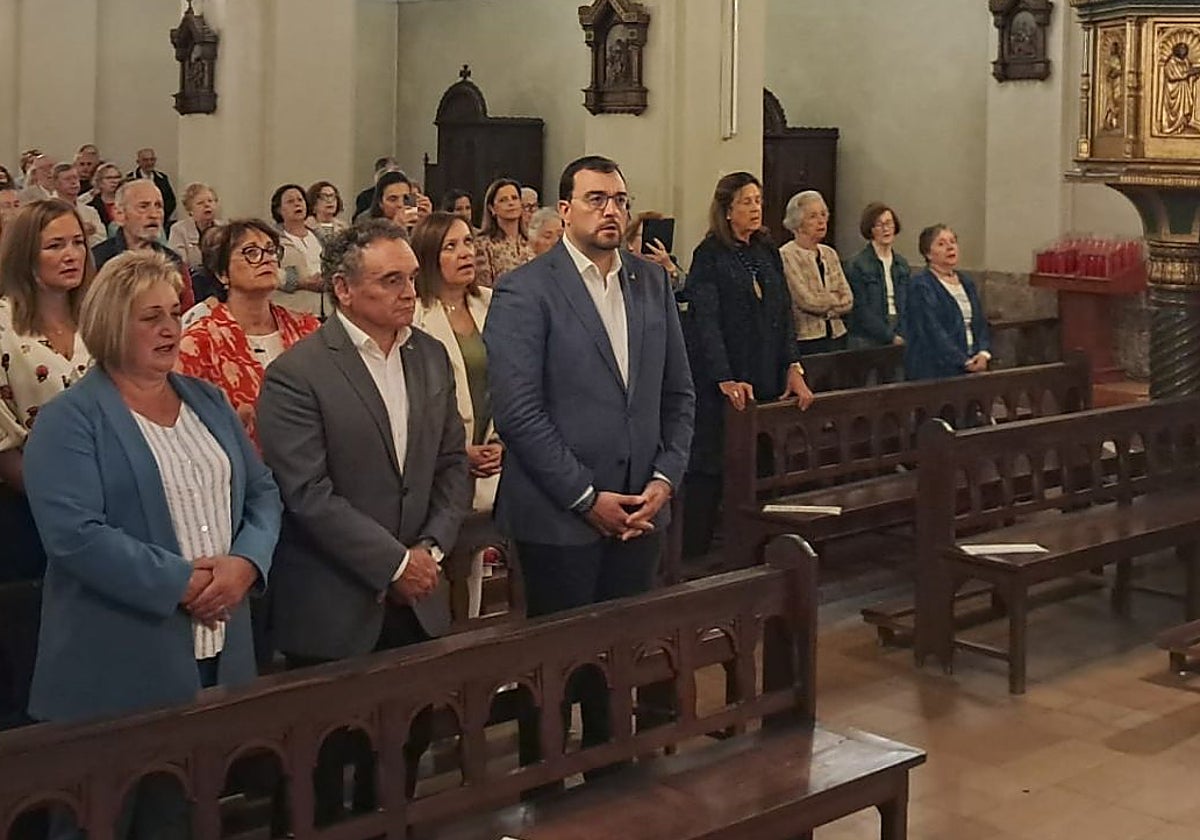Barbón, junto al alcalde de Nava, en la misa celebrada este 8 de septiembre en la villa naveta.
