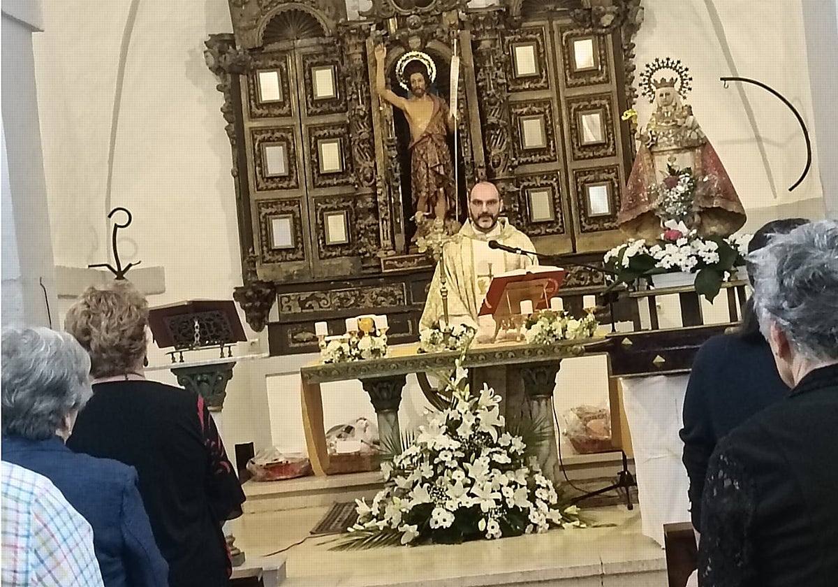 El sacerdote Alejandro González, 'Jano', ofició la ceremonia en la iglesia de San Juan Bautista de Caces.