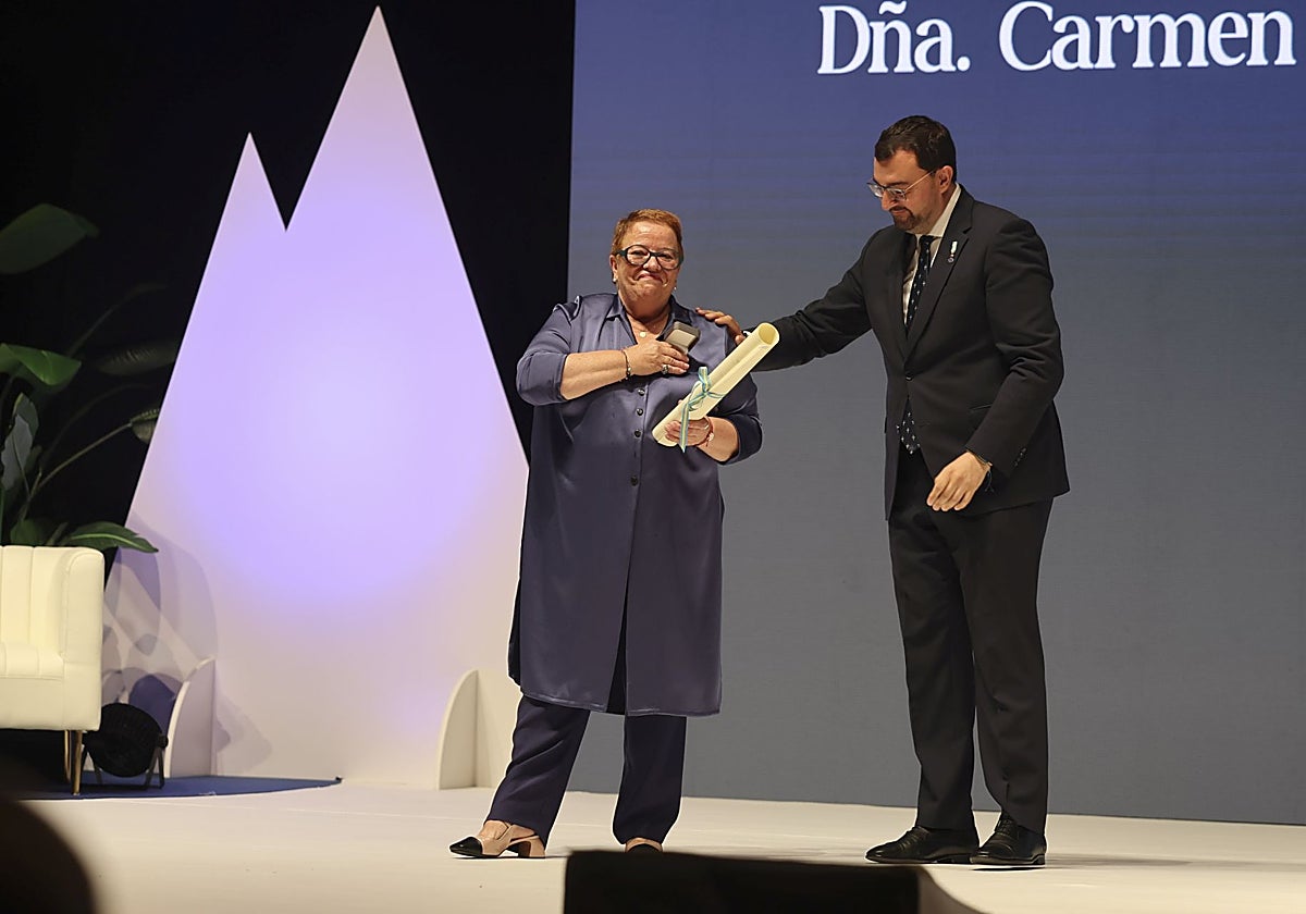 Carmen Alonso agradece la distinción con la mano en el corazón.