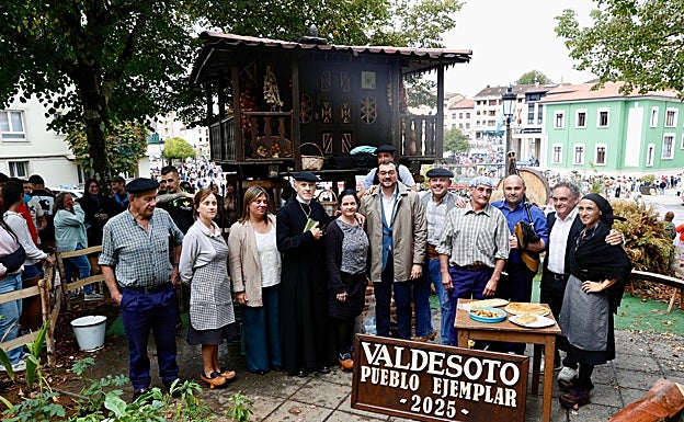 El presidente del Principado y la vicepresidenta, Gimena Llamedo, con representantes de la Peña Como Yera Antes de Valdesosto.