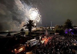 El Grupo Covadonga revienta el cielo de Gijón en honor de la Santina